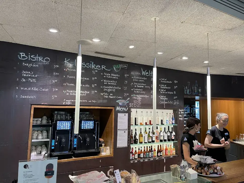 TT Chiang_3a lounge bar restaurant_Interlaken_review