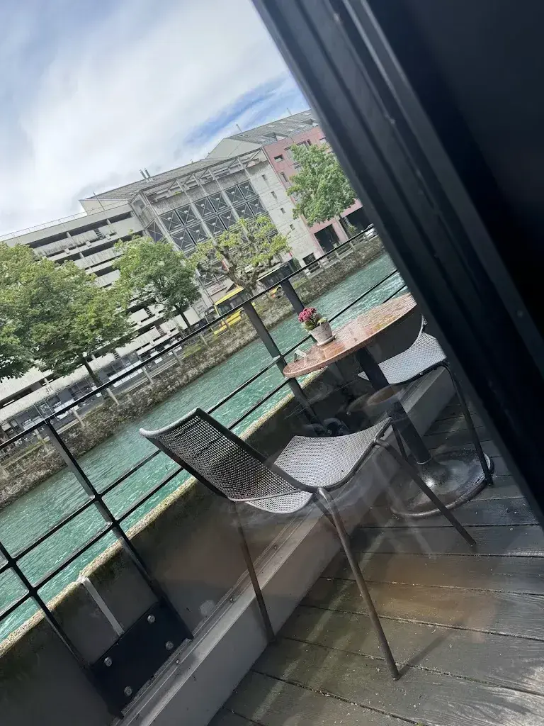 Ahmed Al Kudhiri_Kaffeemühle_Thun_review