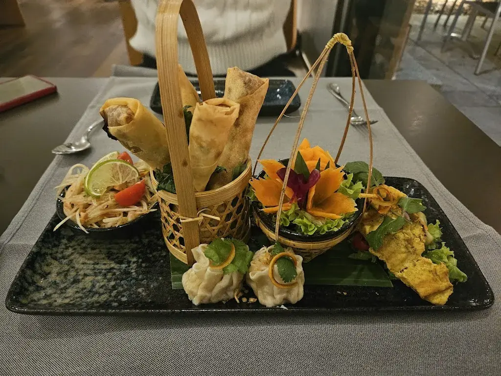 Yonatan Amit_Deltaverde Thai Cuisine_Gwatt_review
