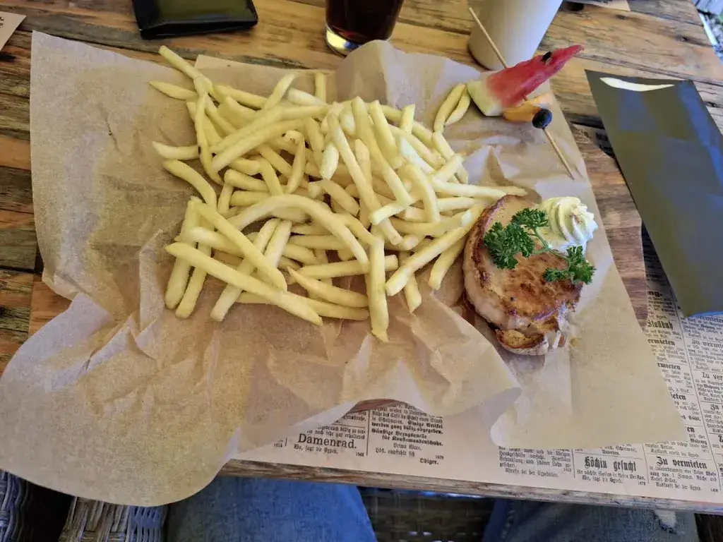 Ana Radovanovic_Lakeside restaurant_Brienz_reseña