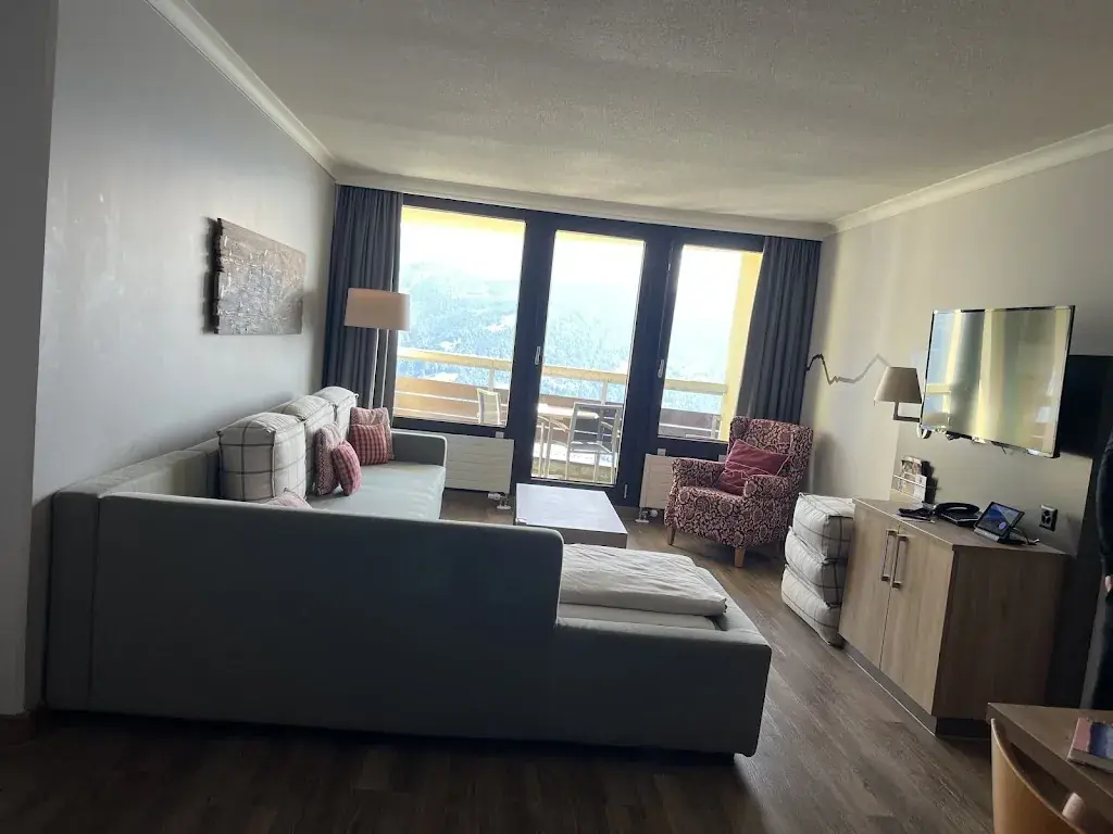 Kelsey Harrington_Dorint Blüemlisalp_Beatenberg_avis