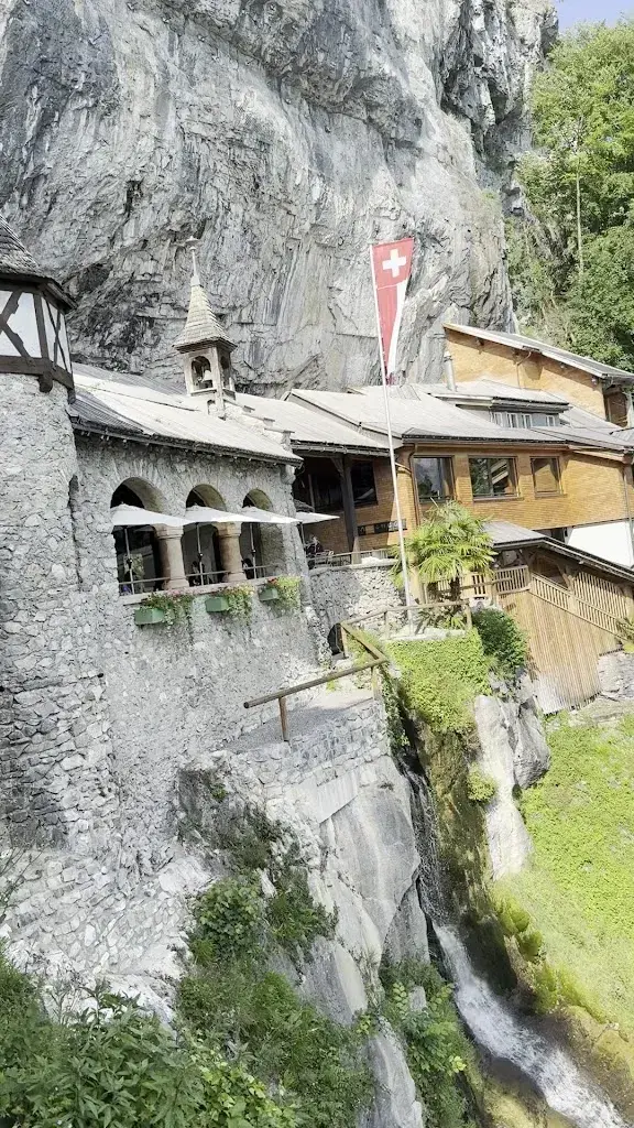 Bintang A_St. Beatus-Höhlen, Swiss Caves_Sundlauenen_avis