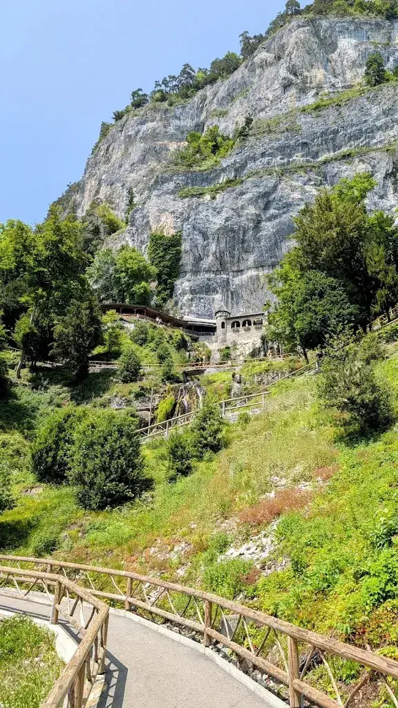 Judi Hostetler Raber_St. Beatus-Höhlen, Swiss Caves_Sundlauenen_avis
