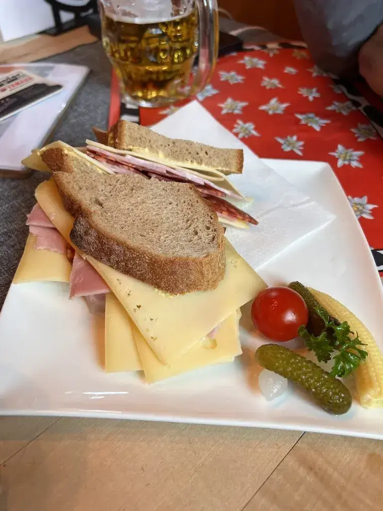 Liz Morales_Du Pont_Meiringen_review