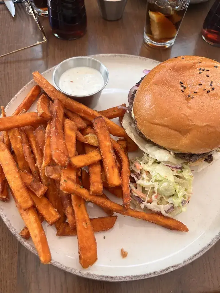 Eugene Son_Asllanis Corner_Interlaken_avis