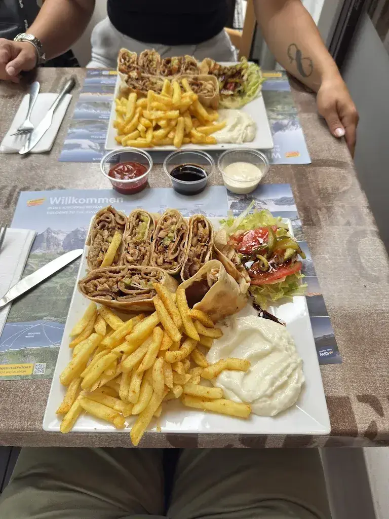 Steven Ramirez_Interlaken Pizza (مطعم الشام)_Interlaken_avis