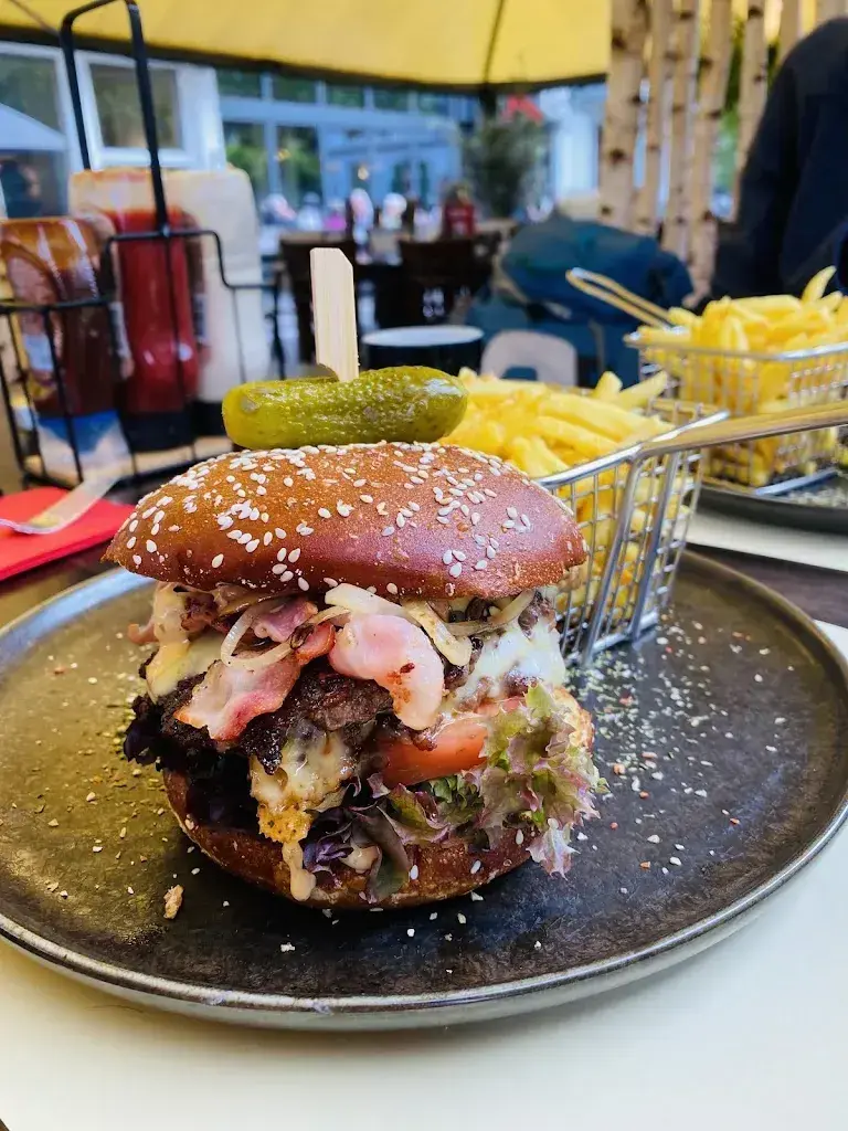 Hannah Teutscher_Runft Cafe_Interlaken_avis