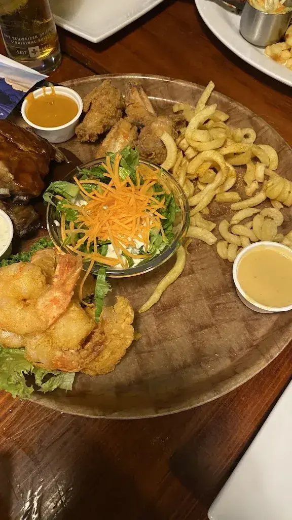 Peter Wang_Hooters_Interlaken_review