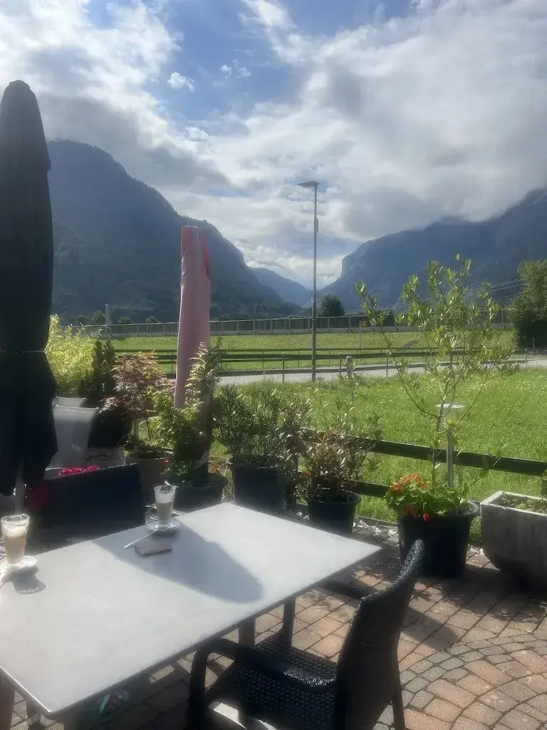 ivysint_Estrela bar_Matten bei Interlaken_Bewertung