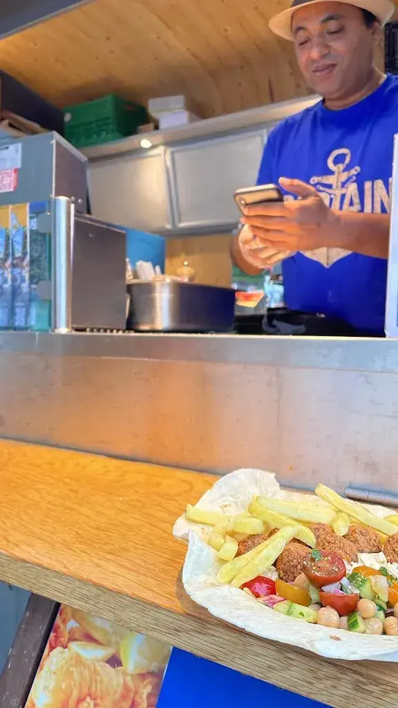 Iman Almaazmi_Indischer Imbiss_Brienz_review