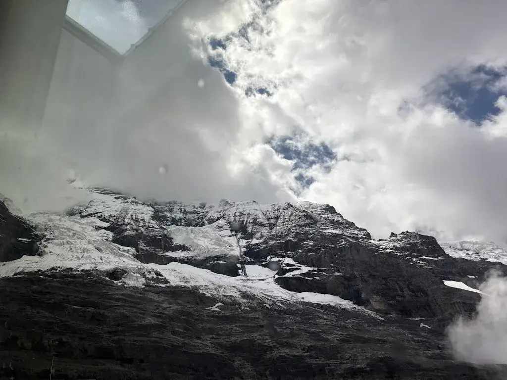 Canan Üstündağ Ayçiçek_Bistro Eigergletscher_Eigergletscher_avis