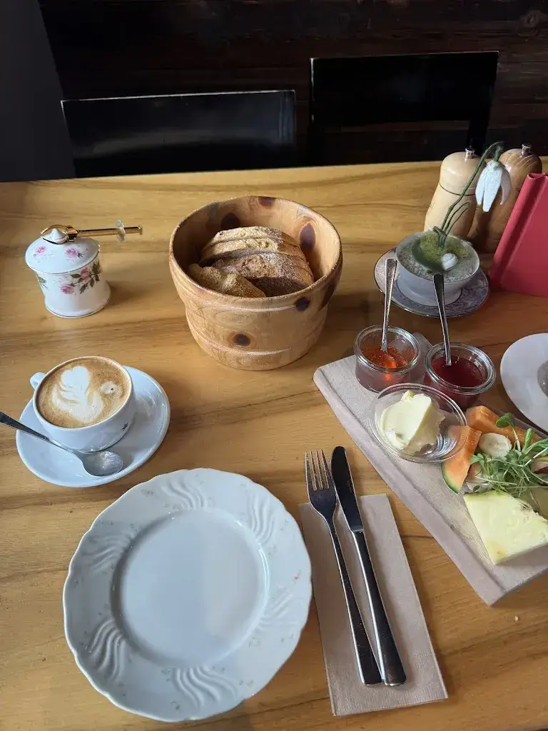 Bryle Corachea_Café 3692_Grindelwald_review