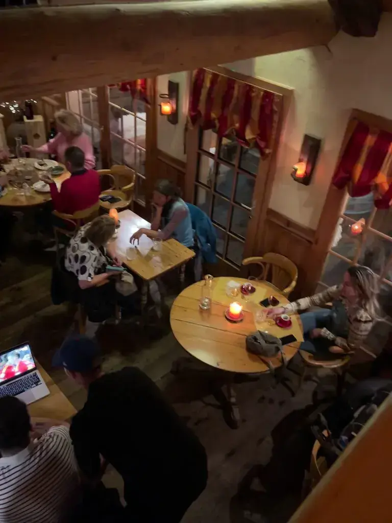 Nahshon_Onkel Tom's Pizzeria und Weinlokal_Grindelwald_avis