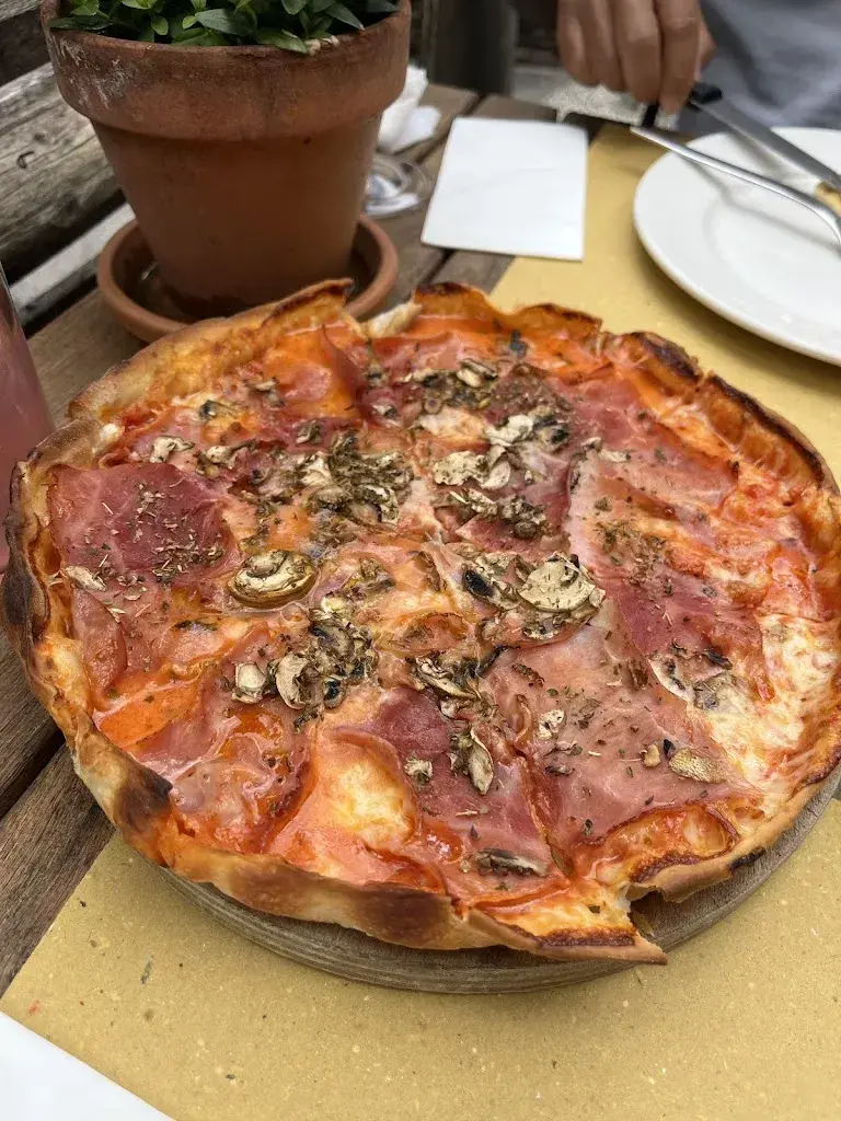 Jean Ng_Onkel Tom's Pizzeria und Weinlokal_Grindelwald_avis