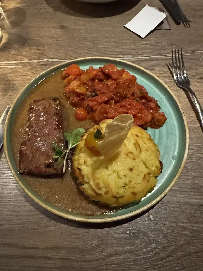 Ahmed Bilgasem_Barrys Restaurant, Bar & Lounge_Grindelwald_avis