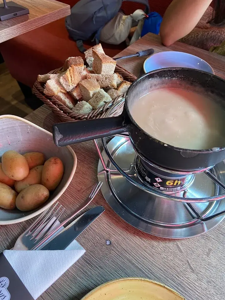 Viraf Patrawala_Barrys Restaurant, Bar & Lounge_Grindelwald_avis