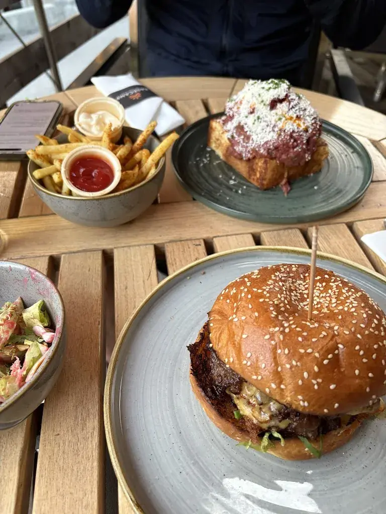 A. Nägeli_BaseCamp Restaurant_Grindelwald_avis