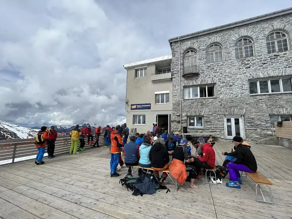 Eva Pandiella_The Wall Bar_Eigergletscher_review