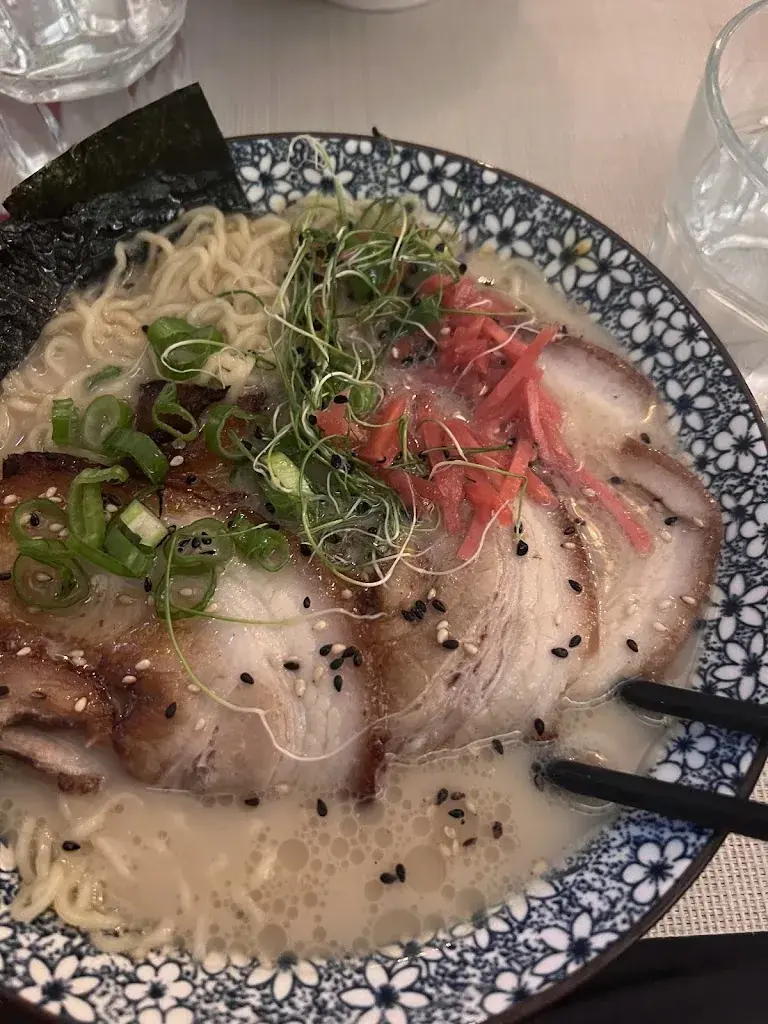 Vik M_Lecker Asia_Wengen BE_review