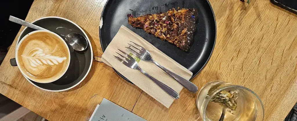 Florencia M_Café LIV_Mürren_review