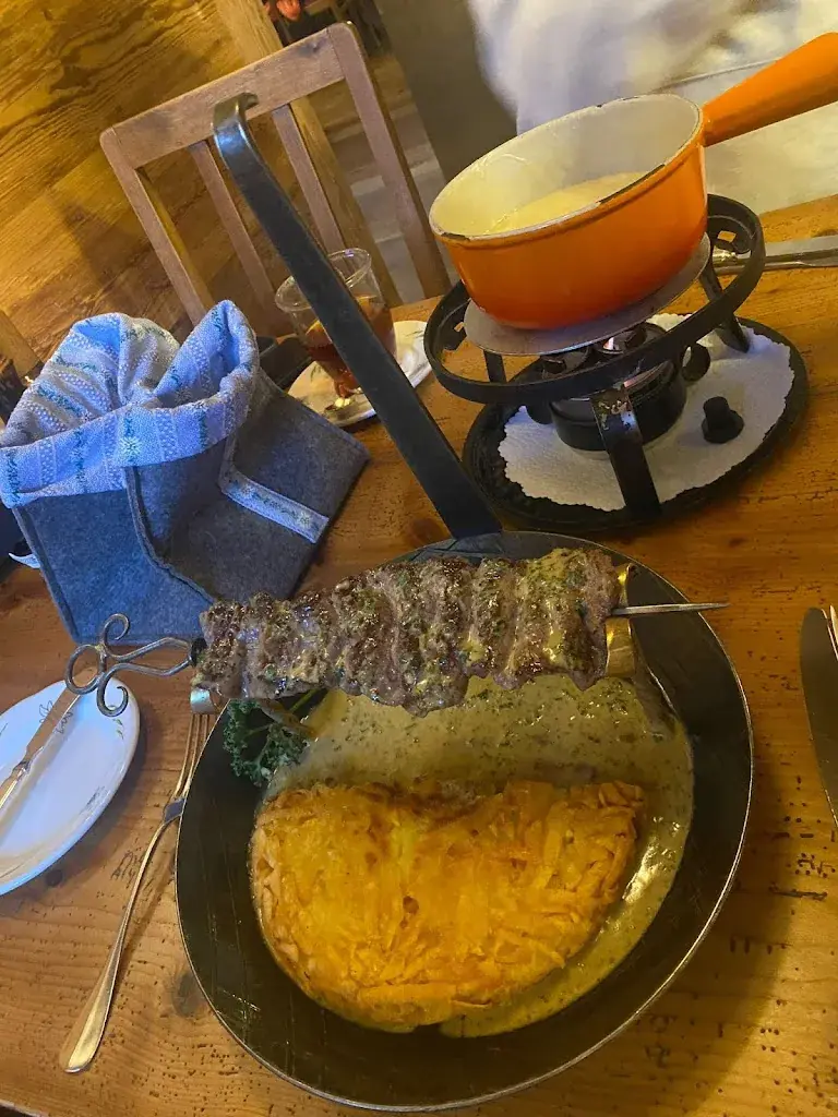 Ahmet Karaismail_Swiss Bistro im Hotel Alpenblick_Wilderswil_avis