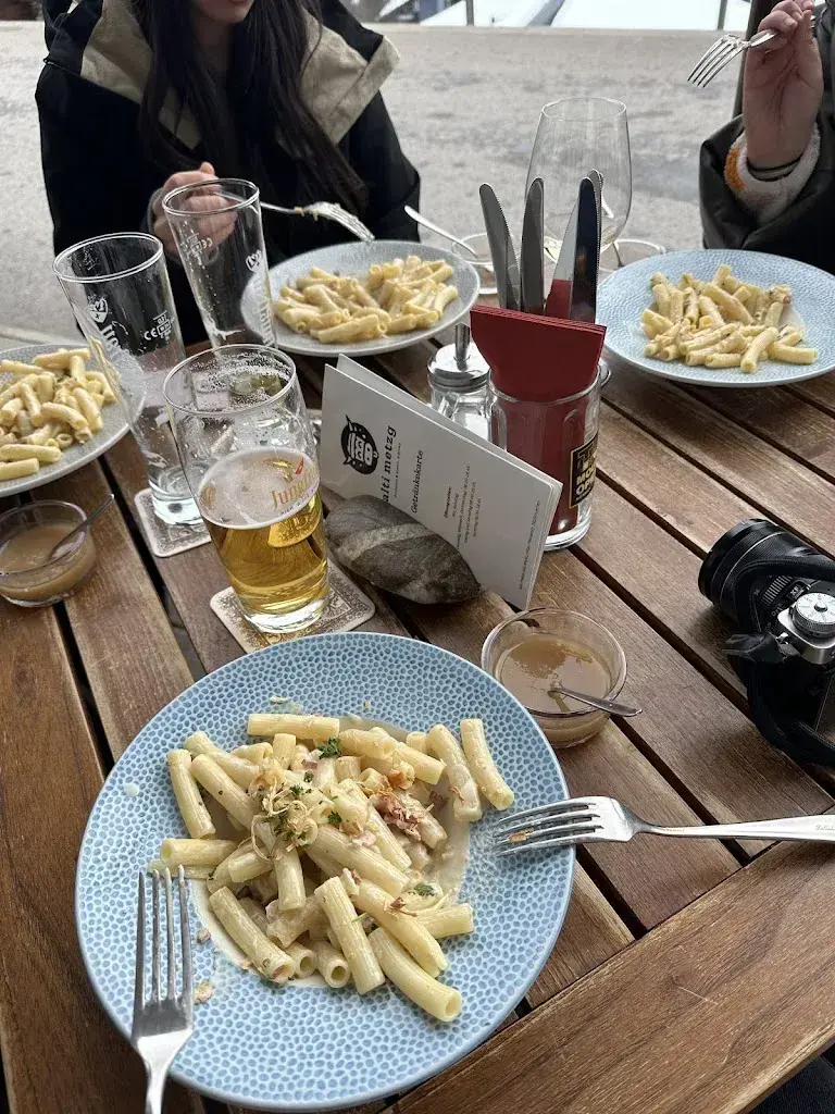 Софія Гаєвська_Alti Metzg, Dorfladen und Bistro_Mürren_review