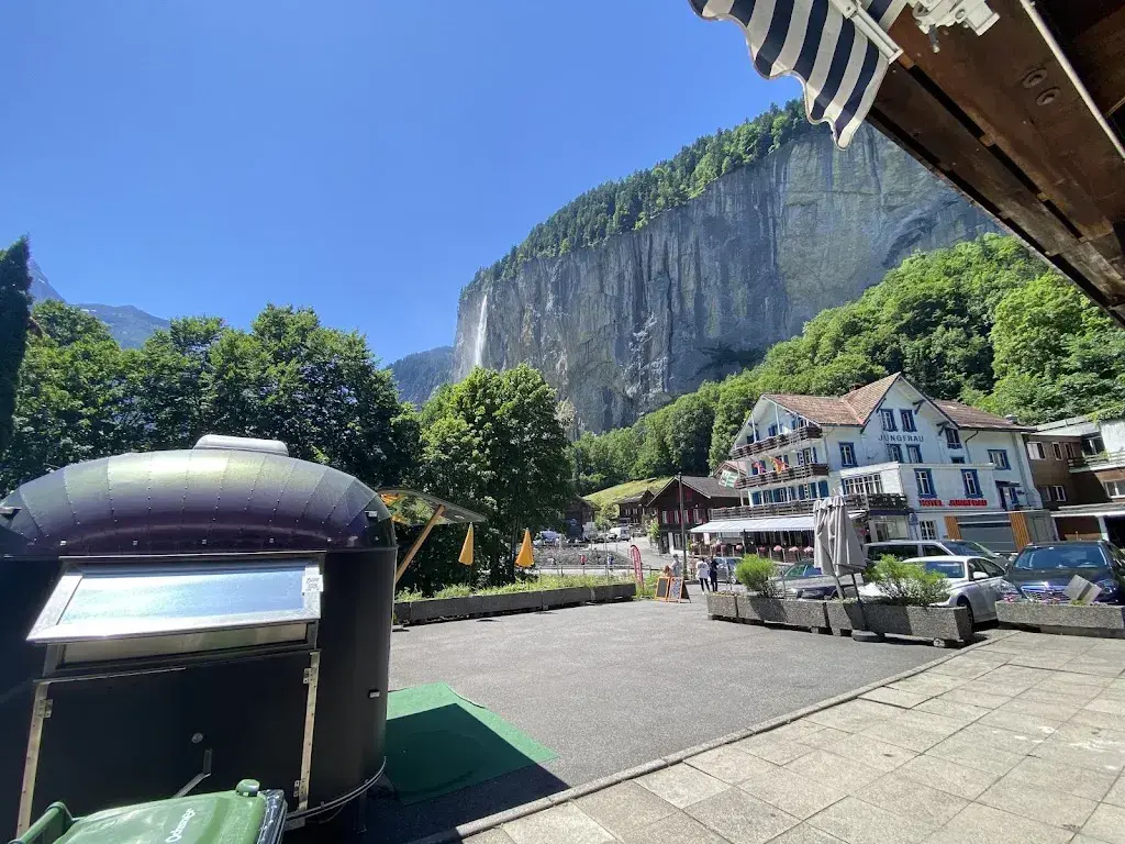 Bronte Manning_Smash Huus_Lauterbrunnen_avis