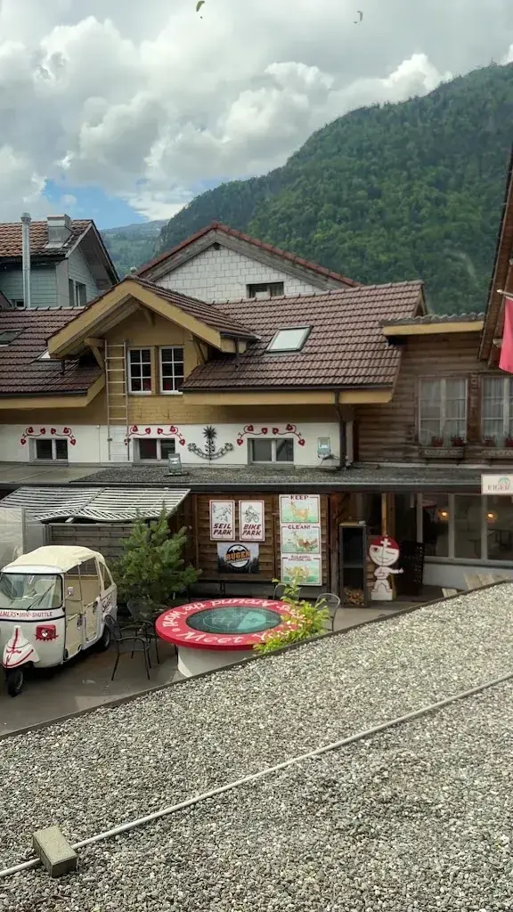 Nora B_Balmers Hostel_Matten bei Interlaken_Bewertung