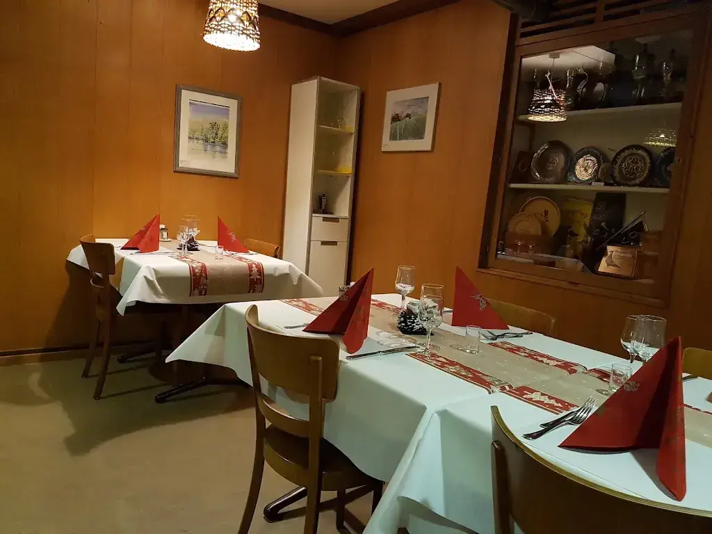 Eduard Hueter_Bahnhof_Kiesen_review