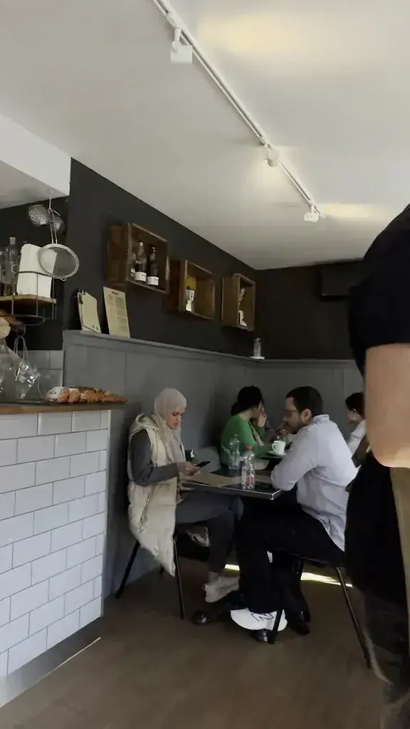 Abang Abdul Rasyid_Spatz - espresso & wine bar_Unterseen_review