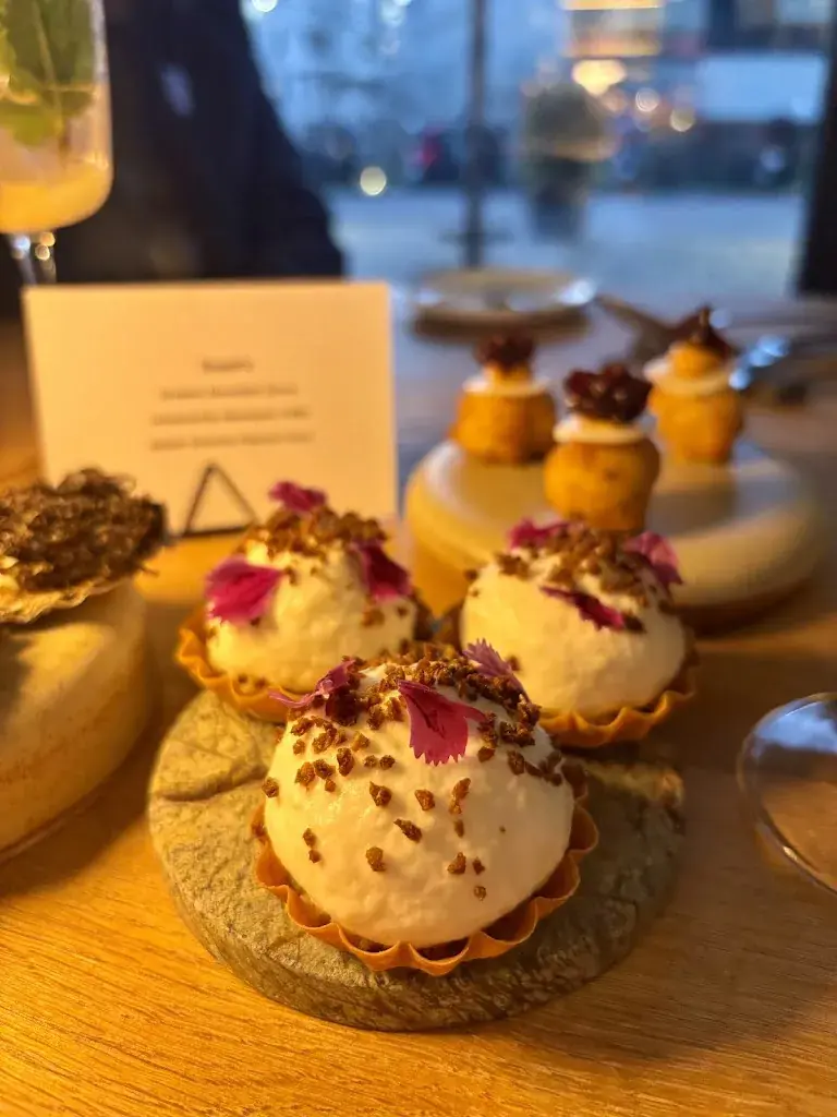 Dan Russell_Anna_Zürich_review