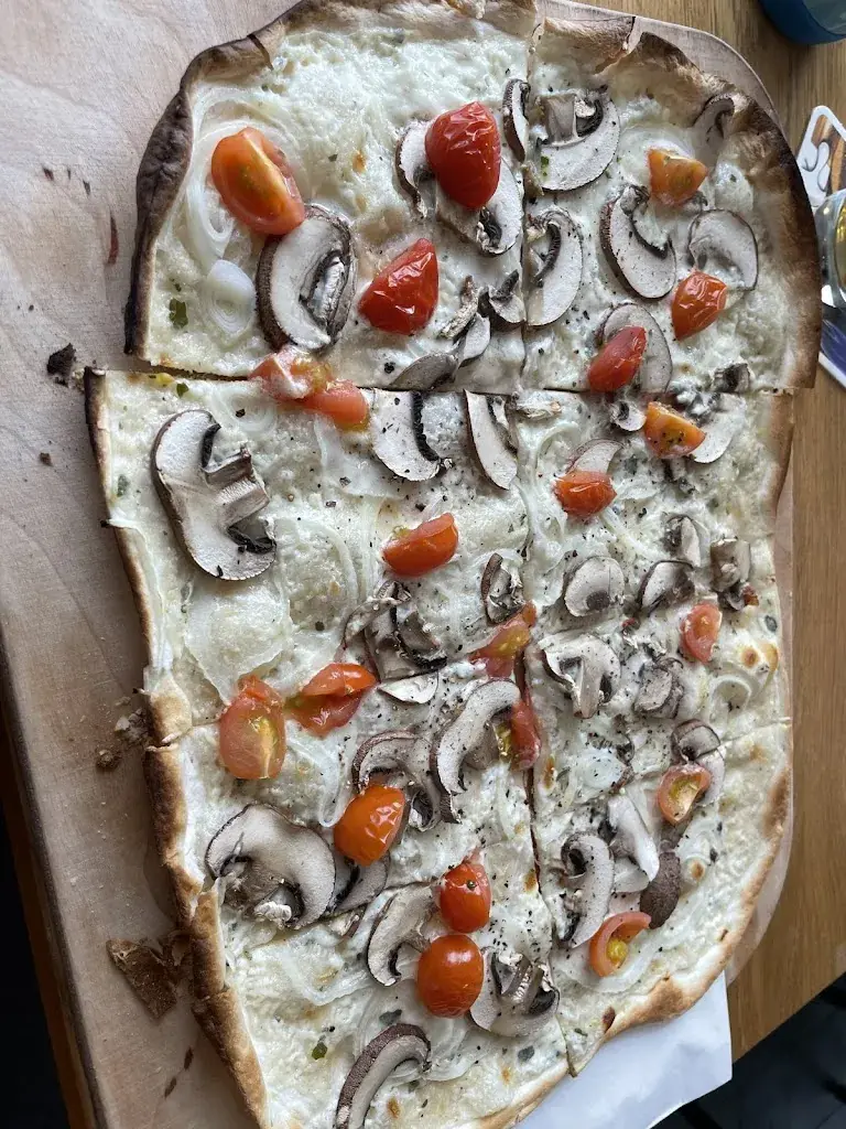 Pooja Singh_Eden Beach Bar-Lounge_Gunten_recensione