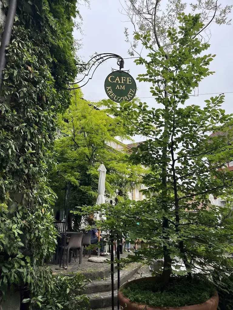 Rowena Kuonen_Café am Kreuzplatz_Laupen_recensione