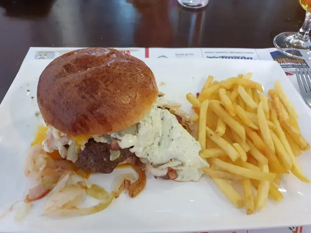 Burger Bar Chez Claudy Rumo_Moutier_slider_image_3