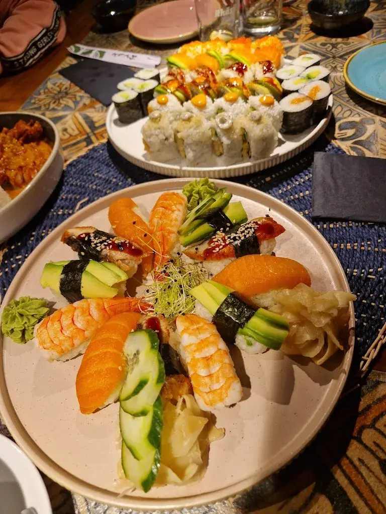 Menu_chops. l sushi & more_Thun_image_5