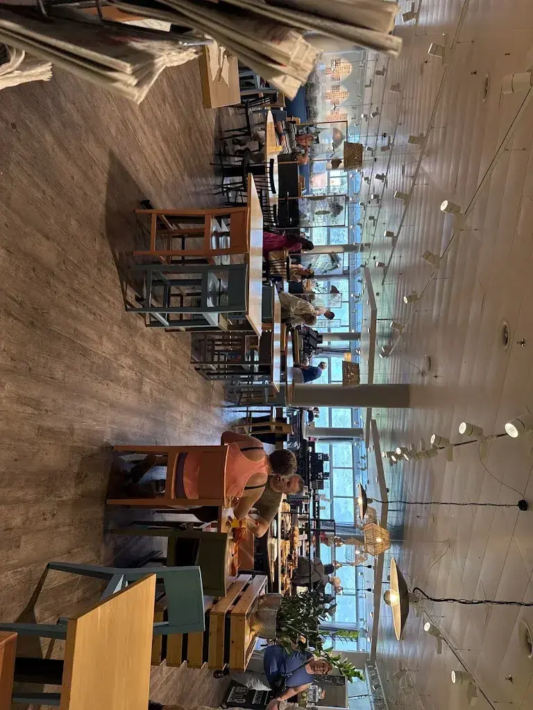 Danny Tan_Migros-Restaurant - Spiez - Terminus_Spiez_reseña