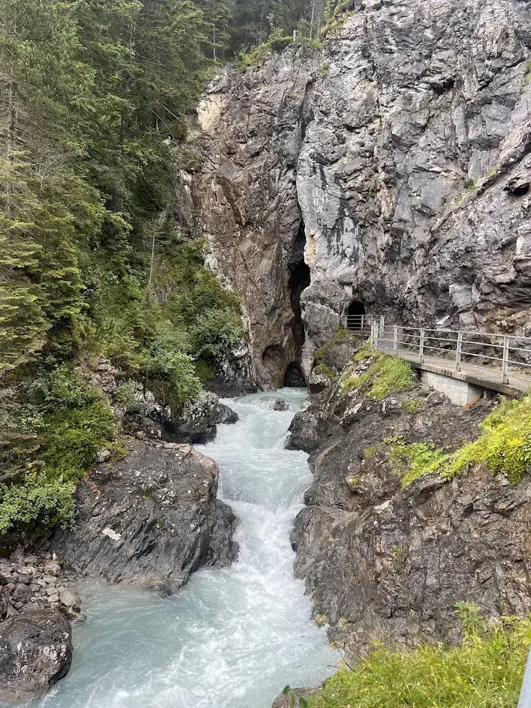 Eugenia Karni_Gletscherschlucht Rosenlaui (Ende)_Schattenhalb_review