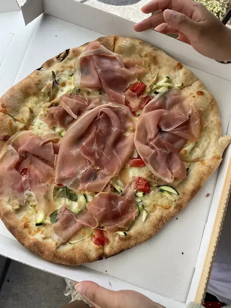 Yunny Hou_Fiore Pizzeria Focacceria_Zweisimmen_avis