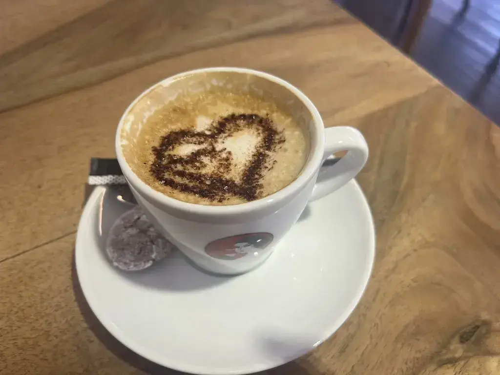 Viviane Lador Vogel_Café Bar chez Bea_Zweisimmen_review