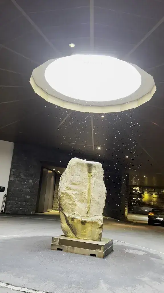 Manolis Tsal_The Alpina Lounge_Gstaad_review