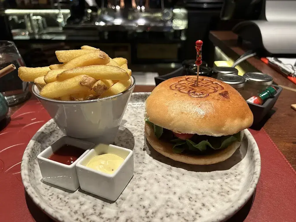 Jasmine Alixandra North_The Alpina Lounge_Gstaad_review