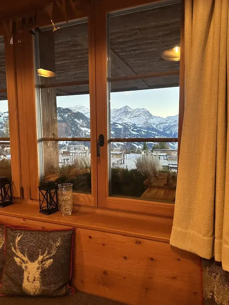Анна Лазакович_Bergrestaurant und Lounge Eggli Gstaad_Saanen_avis