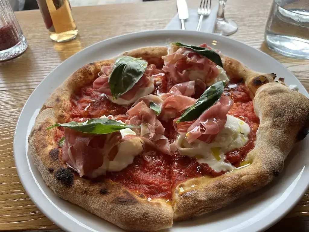 Austin Graff_Cherry’s Bistro - Take away and Pizzeria_Saanen_review