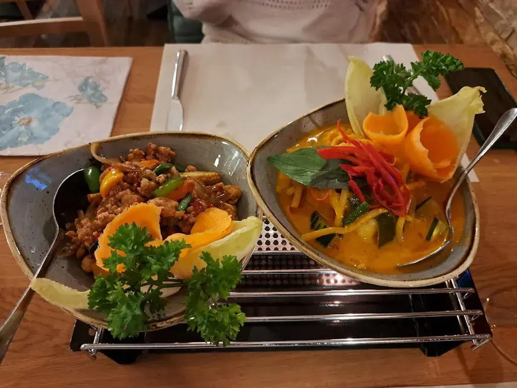 Tom Stucki_Restaurant Oldtimer Galerie_Toffen_avis