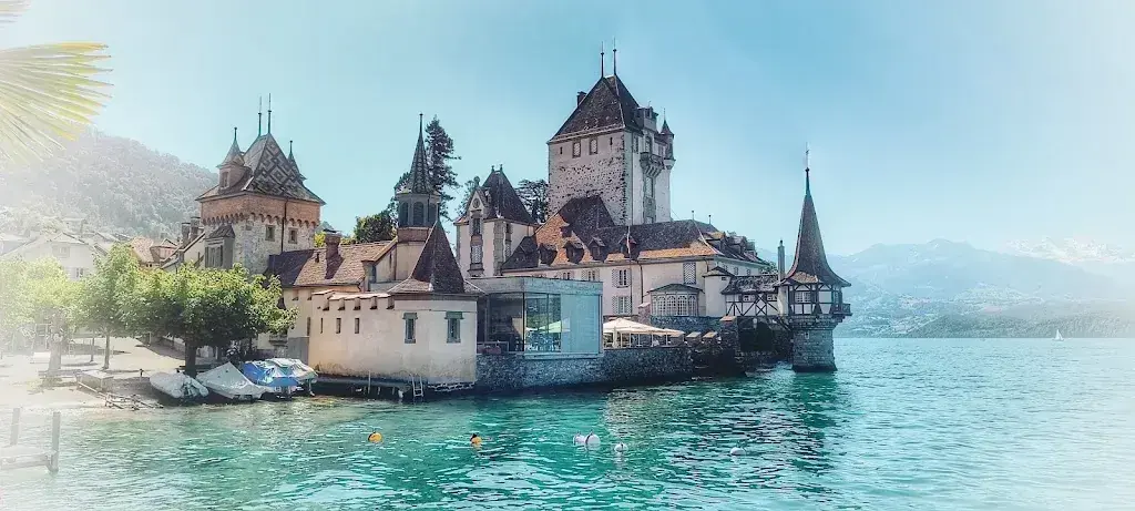 Chris F_Pier 17_Oberhofen am Thunersee_avis
