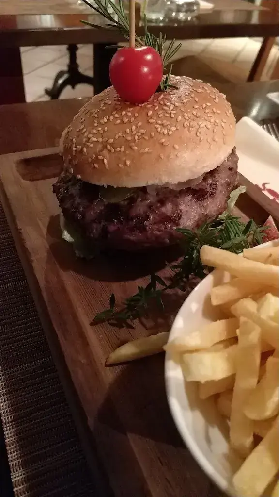 Luca Raimondi_OX Grill Bier Wein_Adligenswil_avis