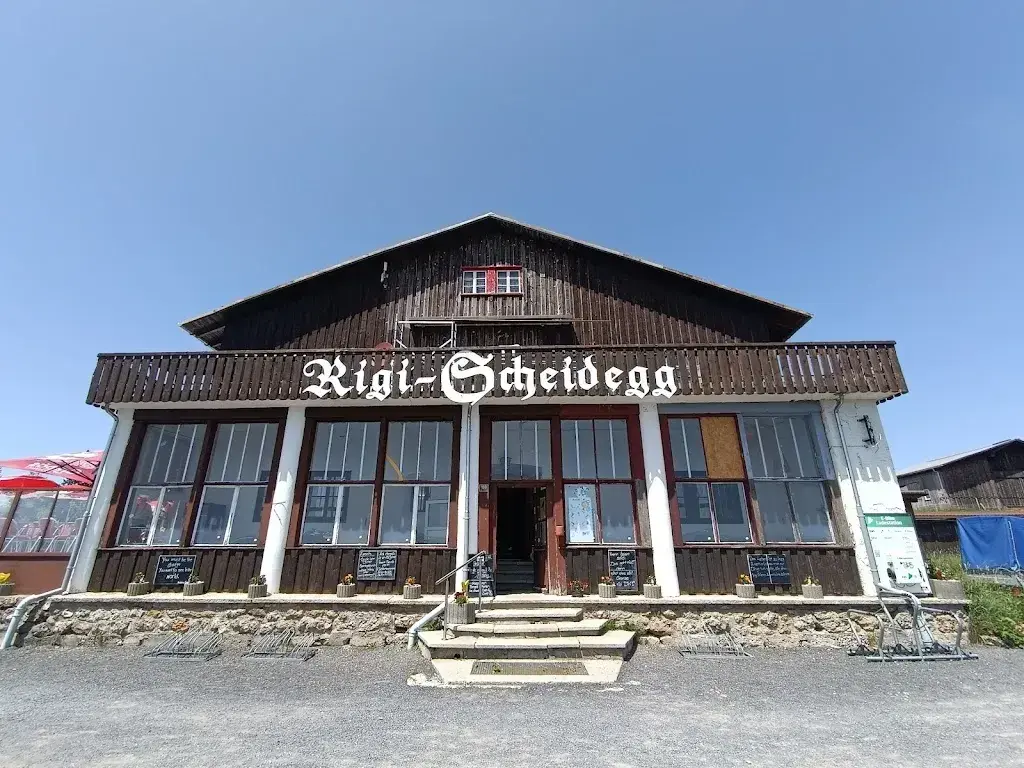 Janka “Bullinka” Zachariášová_Berggasthaus Rigi Scheidegg, Peter Meier_Rigi Scheidegg_avis