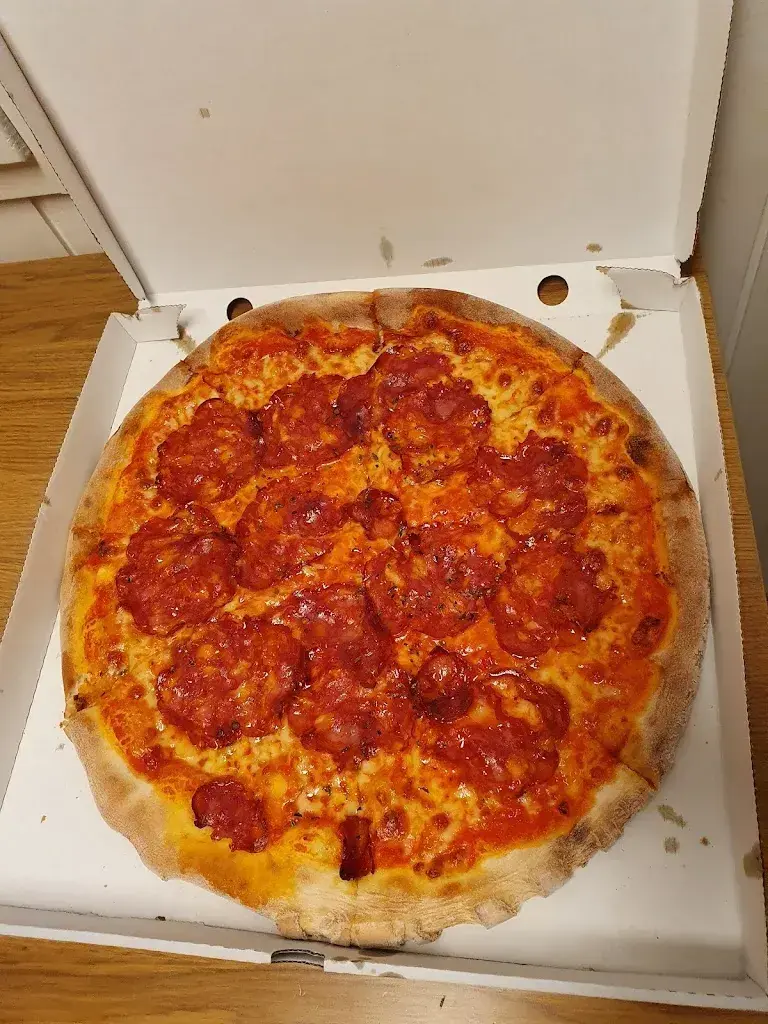 Simon Stury_Mercato Pizza Kurier, Delikatessen + Takeout_Schenkon_review