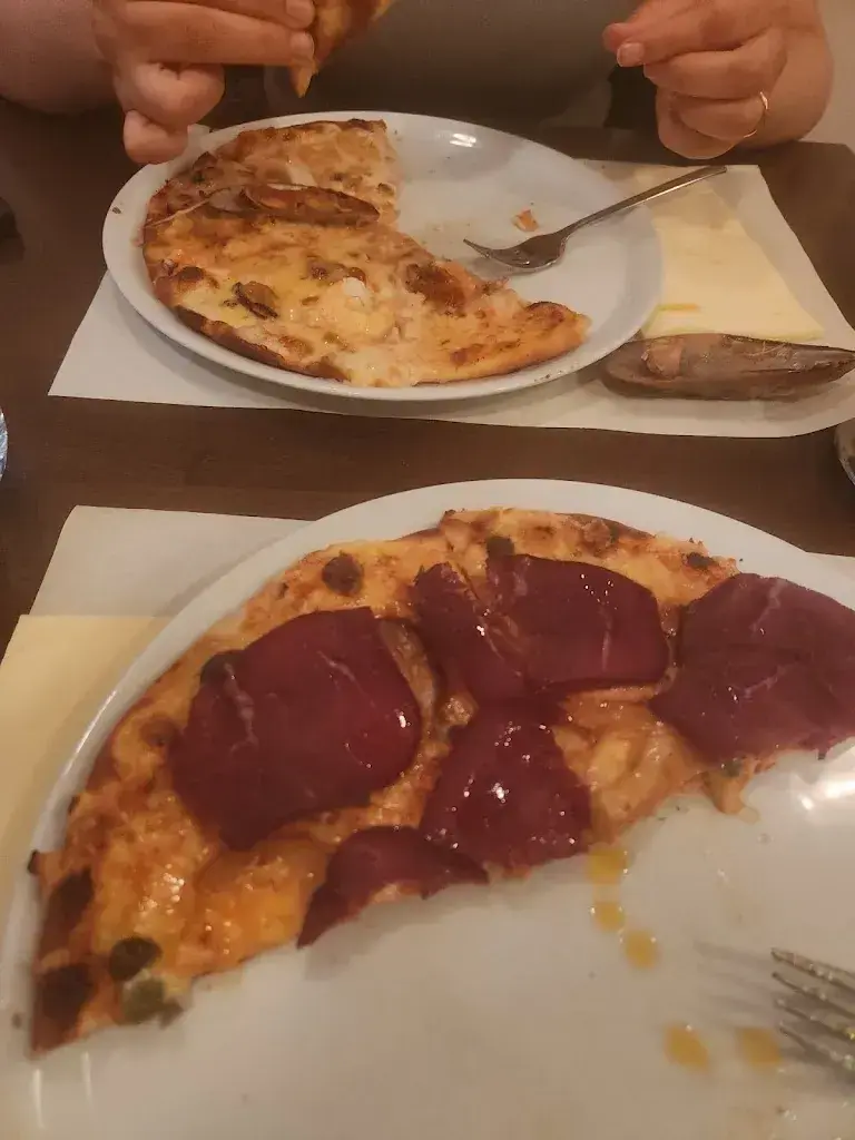 Francesco Dondi_Falken, Pizzeria and Indian food_Gais_avis