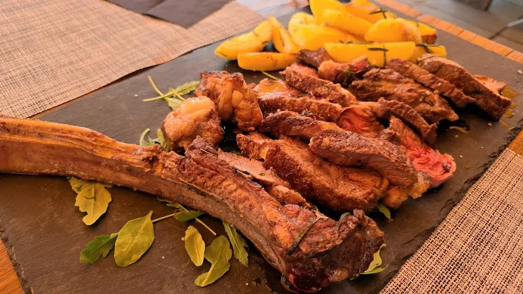 Yuriy Yavorovskiy_Skihaus Ibach Restaurant und Enoteca_Stoos_avis